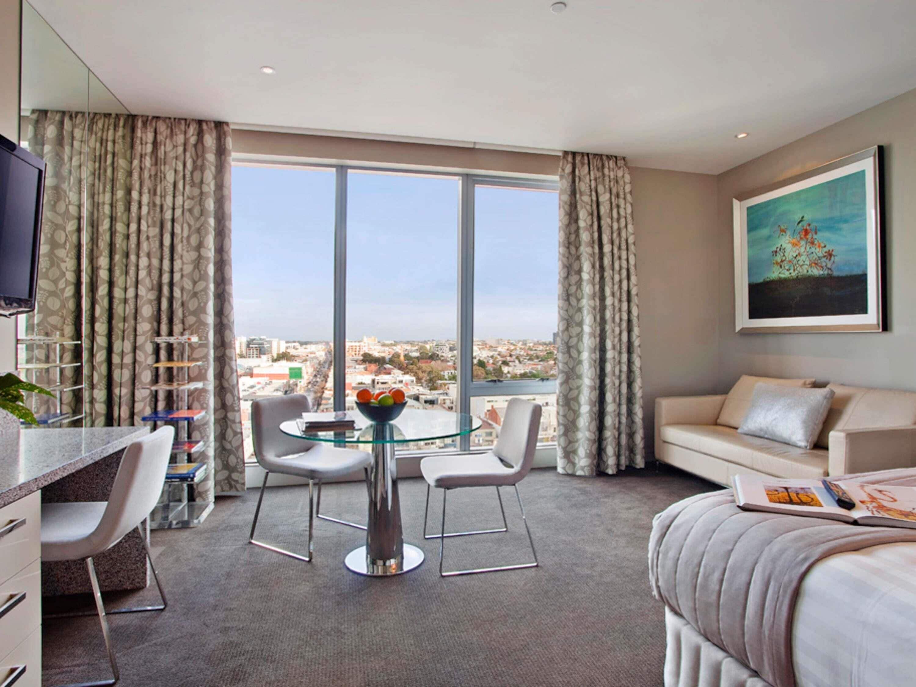 Deluxe Studio, 1 Queen Bed (Deluxe Studio Suite) | Pillow-top beds, minibar, in-room safe, desk