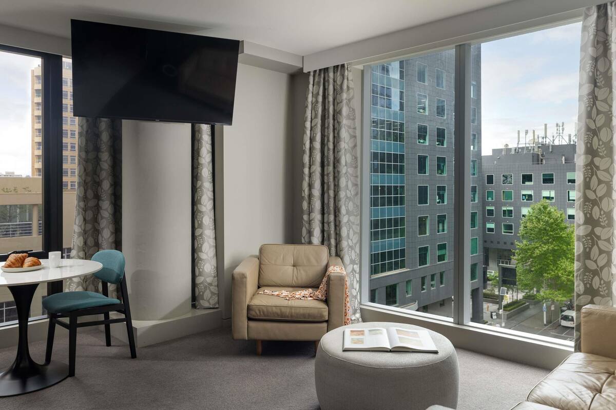 Suite – deluxe, 1 soverom (One Bedroom Deluxe Suite) | Senger med overmadrass, minibar, safe på rommet og skrivebord