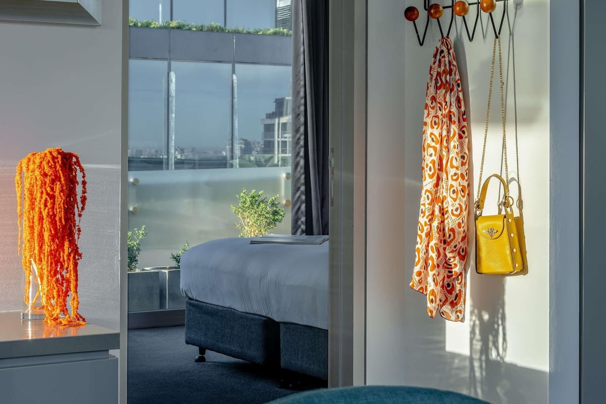 Penthouselejlighed - 2 dobbeltsenge | Senge med topmadrasser, minibar, pengeskab på værelset, skrivebord
