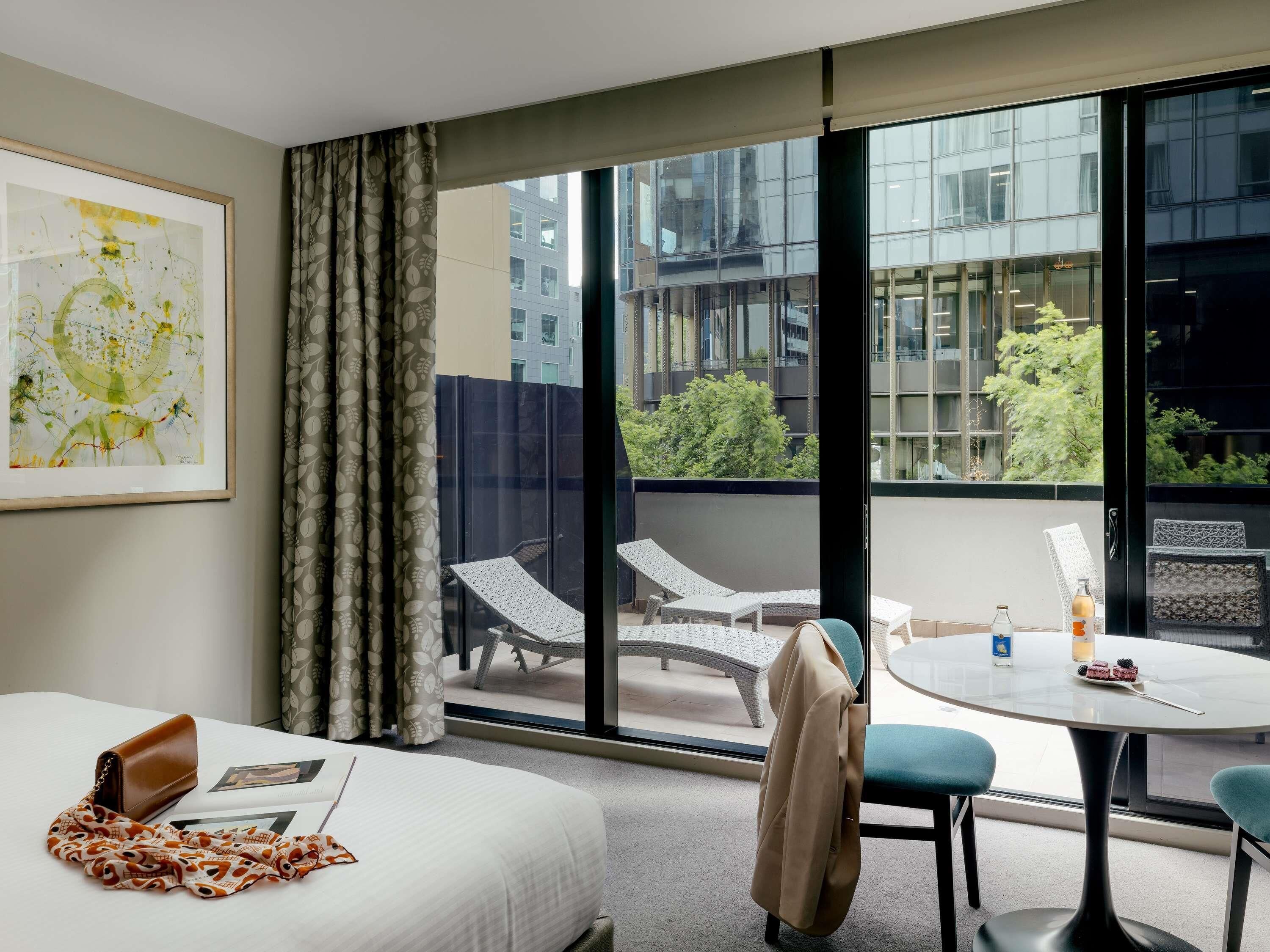 Colchones con pillow-top, minibar y caja de seguridad en la habitación 