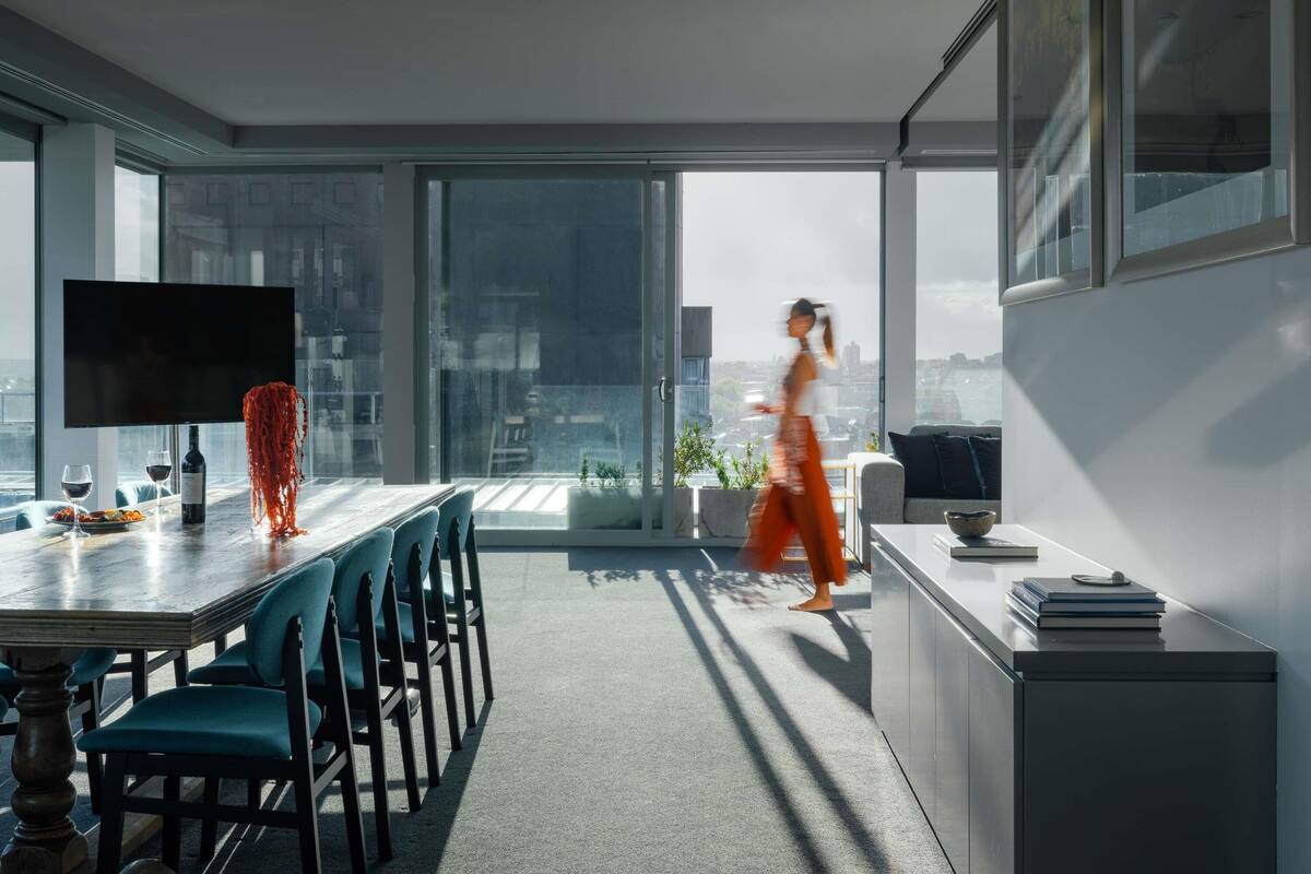 Loftsleilighet (Lake Eyre Penthouse) | Senger med overmadrass, minibar, safe på rommet og skrivebord
