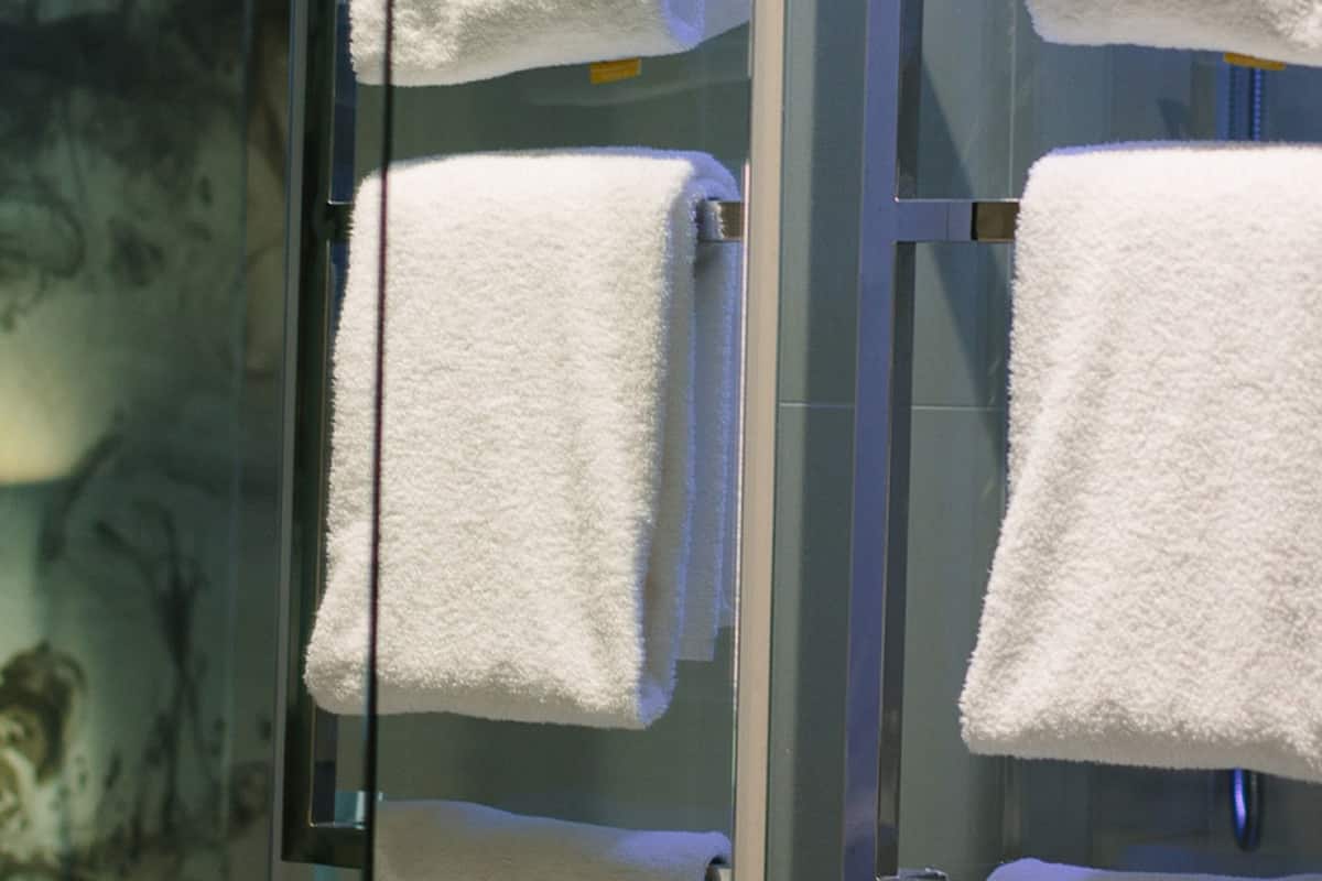 Bruser, brusehoved med spredningseffekt, designertoiletartikler