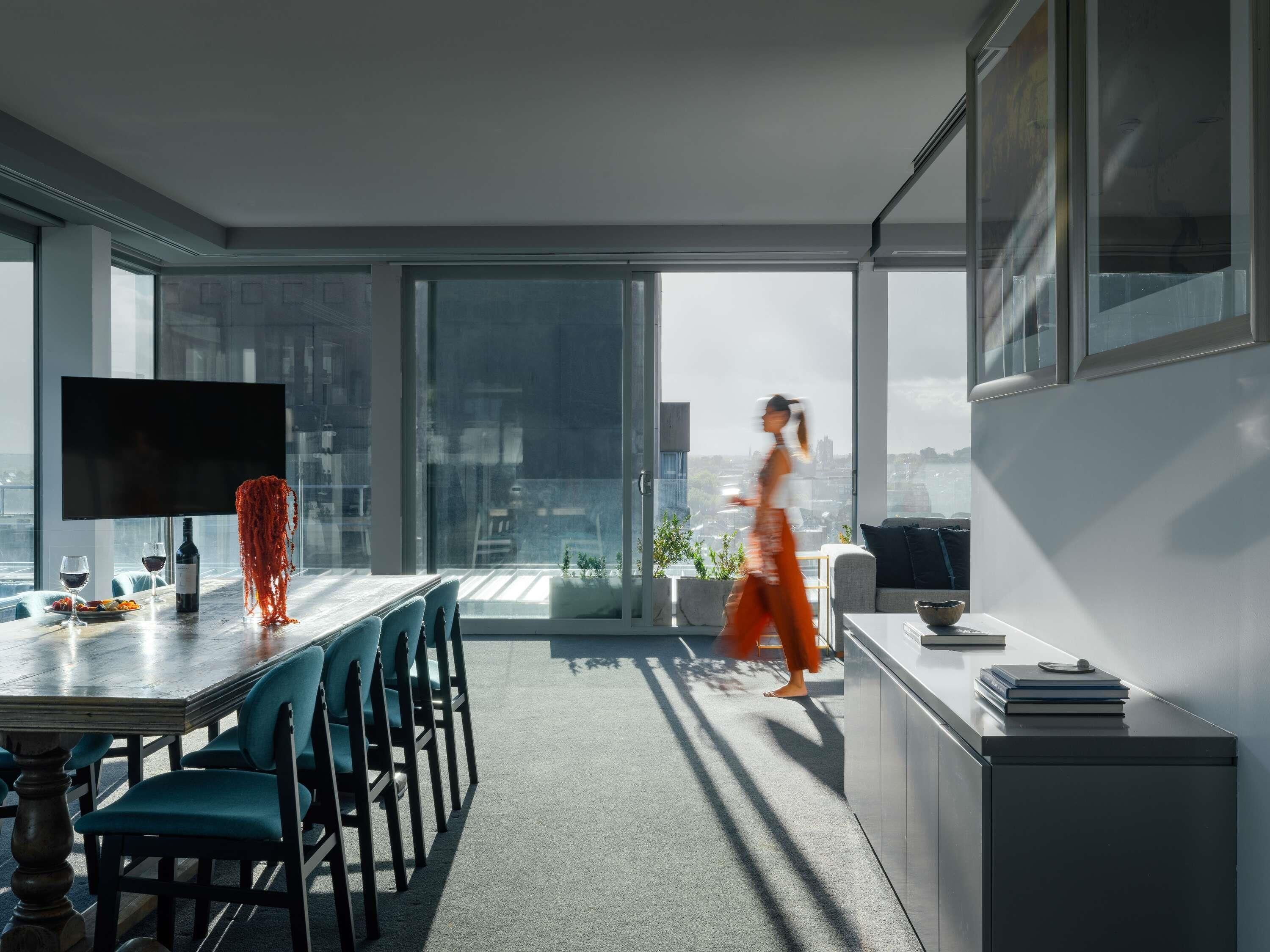 Penthouse (Lake Eyre Penthouse) | Pillowtop-bedden, een minibar, een kluis op de kamer, een bureau