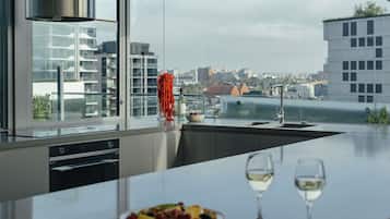 Penthouse (Lake Eyre Penthouse) | Camas con pillow-top, minibar y caja de seguridad en la habitación