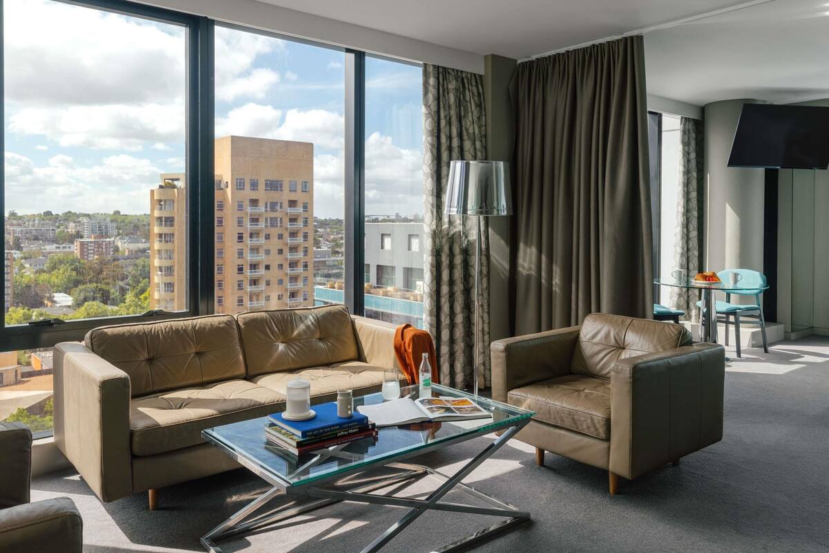 Suite, 2 soverom (Two Bedroom Open Plan Suite) | Senger med overmadrass, minibar, safe på rommet og skrivebord