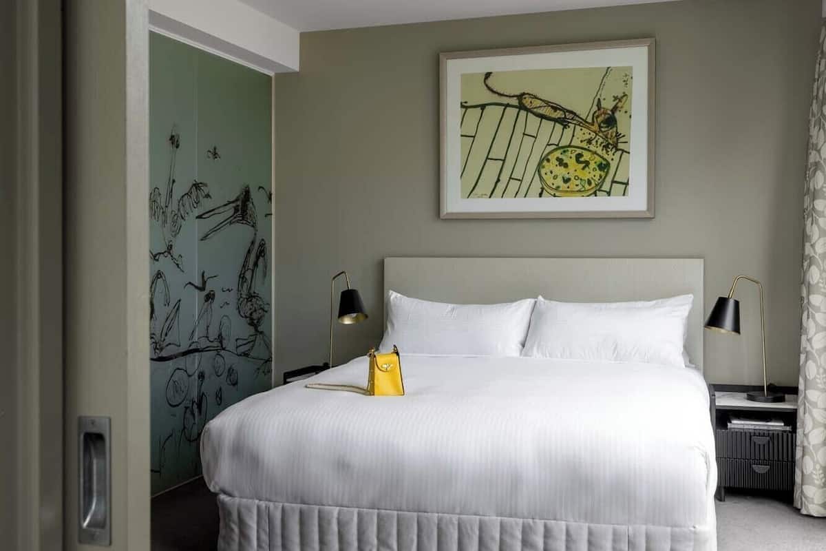 Deluxe-suite - 1 soveværelse | Senge med topmadrasser, minibar, pengeskab på værelset, skrivebord