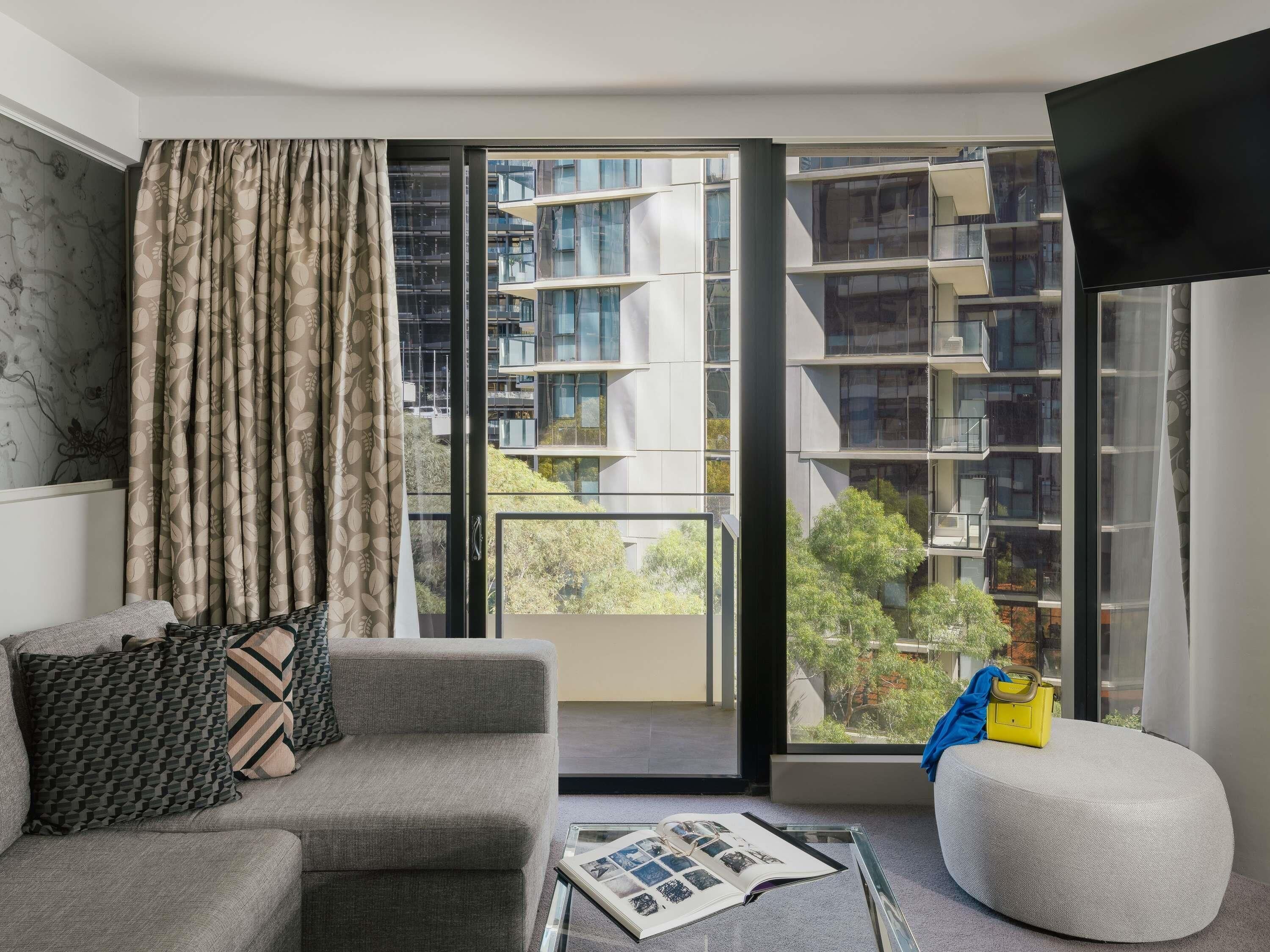 Departamento Deluxe, 1 habitación, balcón (One Bedroom Deluxe Balcony Apartment) | Camas con pillow-top, minibar y caja de seguridad en la habitación 