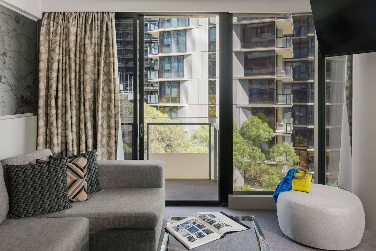 Leilighet – deluxe, 1 soverom, balkong (One Bedroom Deluxe Balcony Apartment) | Senger med overmadrass, minibar, safe på rommet og skrivebord