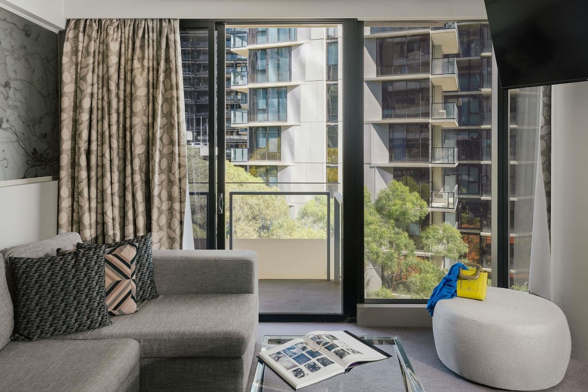 Deluxe Apartment, 1 Bedroom, Balcony (One Bedroom Deluxe Balcony Apartment) | Pillow-top beds, minibar, in-room safe, desk