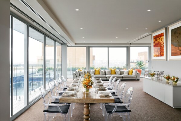 Penthouselejlighed (Lake Eyre Penthouse ) | Senge med topmadrasser, minibar, pengeskab på værelset, skrivebord