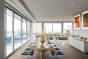 เพนท์เฮาส์ (Lake Eyre Penthouse ) | เตียงพร้อมฟูกเสริมที่นอน, มินิบาร์, ตู้นิรภัยในห้องพัก, โต๊ะทำงาน