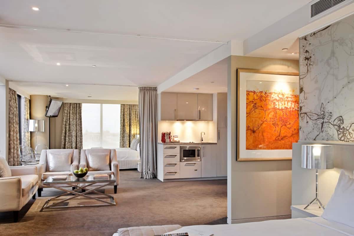 Suite, 2 Bedrooms | Pillowtop beds, minibar, in-room safe, desk