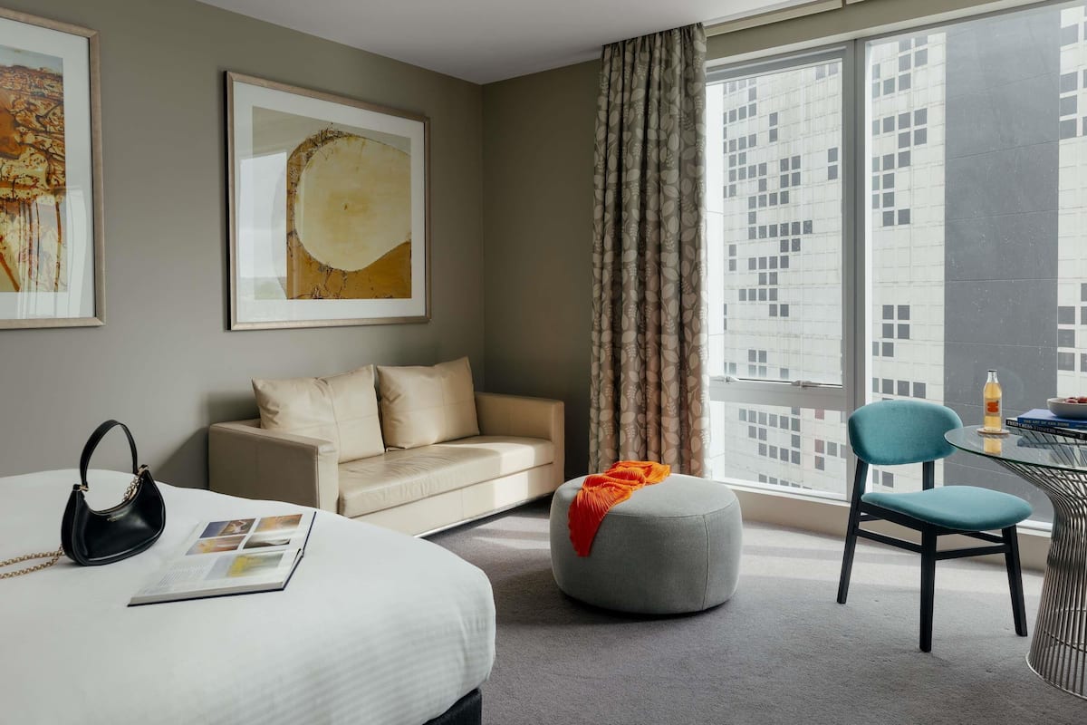 Deluxe Studio, 1 Double Bed | Pillowtop beds, minibar, in-room safe, desk
