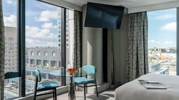 Suite, 2 Bedrooms | Pillow-top beds, minibar, in-room safe, desk
