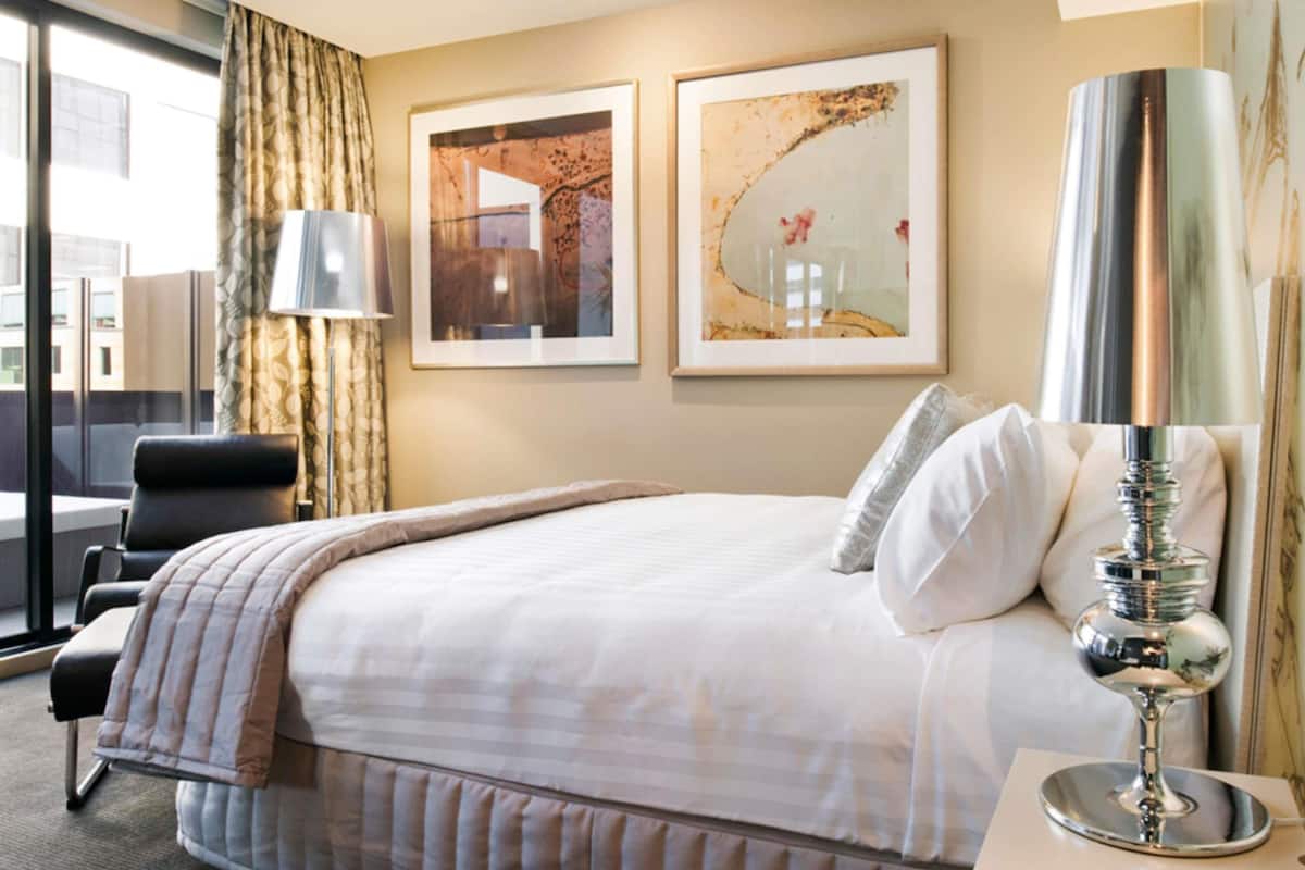 Studio, 1 Double Bed, Balcony | Pillowtop beds, minibar, in-room safe, desk