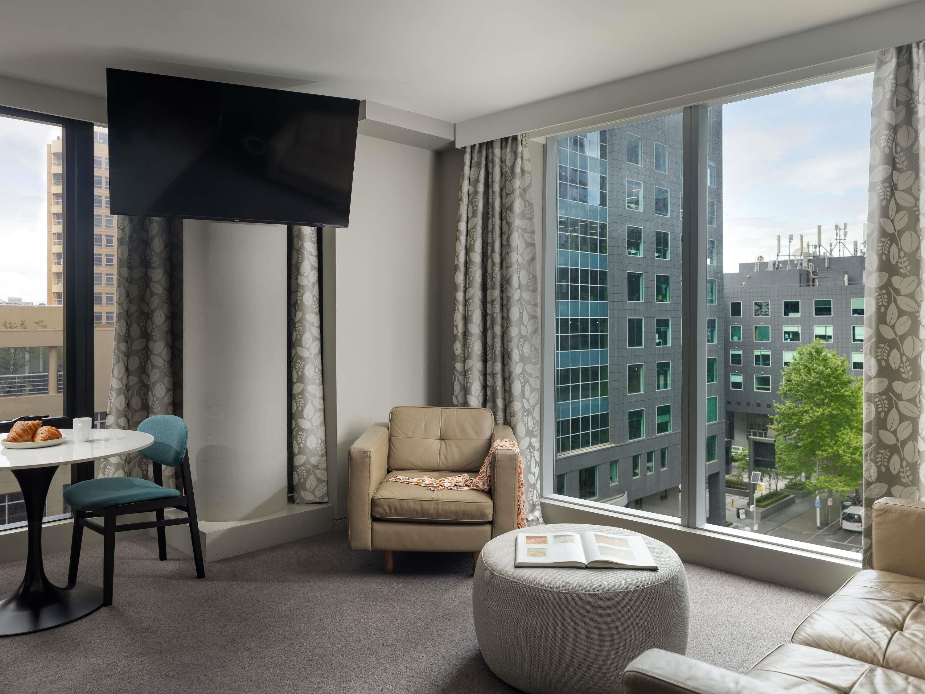 Deluxe suite, 1 slaapkamer (One Bedroom Deluxe Suite) | Pillowtop-bedden, een minibar, een kluis op de kamer, een bureau