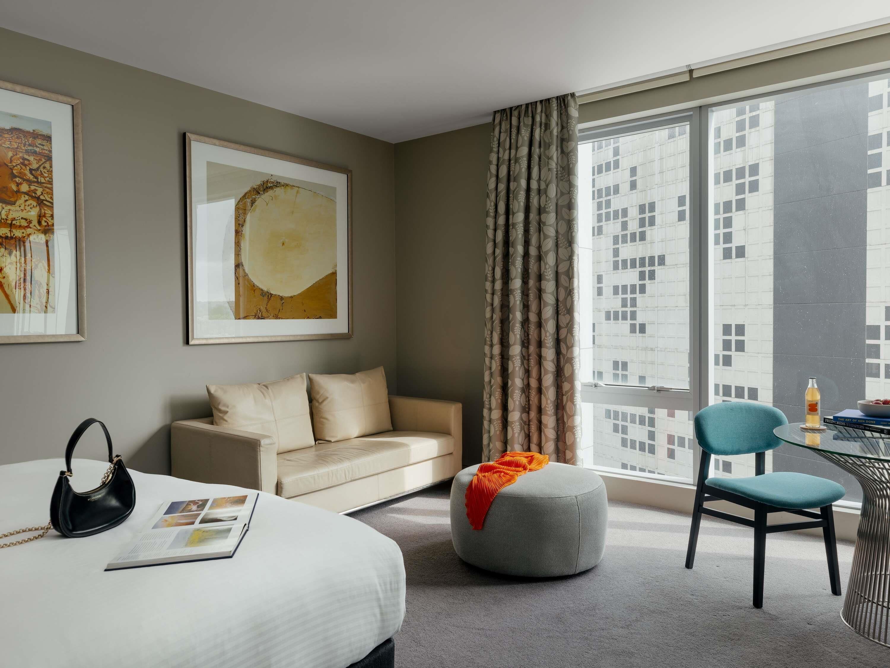 Estudio Deluxe, 1 cama Queen size (Deluxe Studio Suite) | Camas con pillow-top, minibar y caja de seguridad en la habitación 