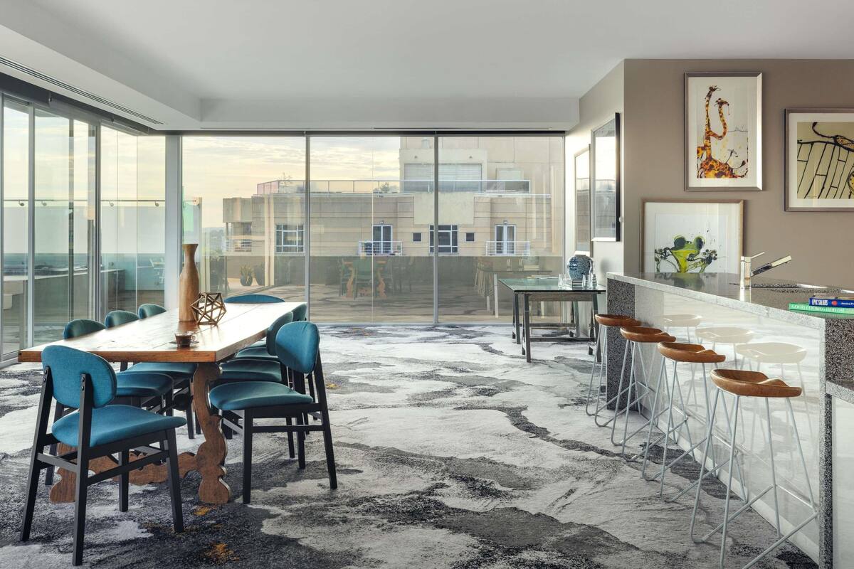 Loftsleilighet (John Olsen Penthouse) | Senger med overmadrass, minibar, safe på rommet og skrivebord