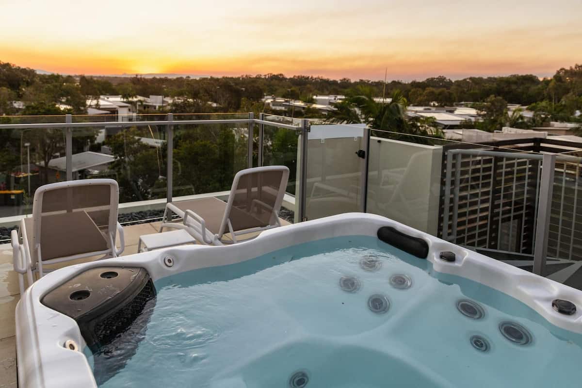 Villa, 3 Bedrooms (Precinct Villa with Rooftop Spa) | Private spa tub