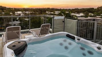 Villa, 3 Bedrooms (Precinct Villa with Rooftop Spa) | Private spa tub