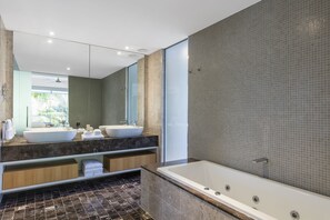 Villa Luxury | Bagno | Set di cortesia gratuito, asciugacapelli, accappatoio, pantofole