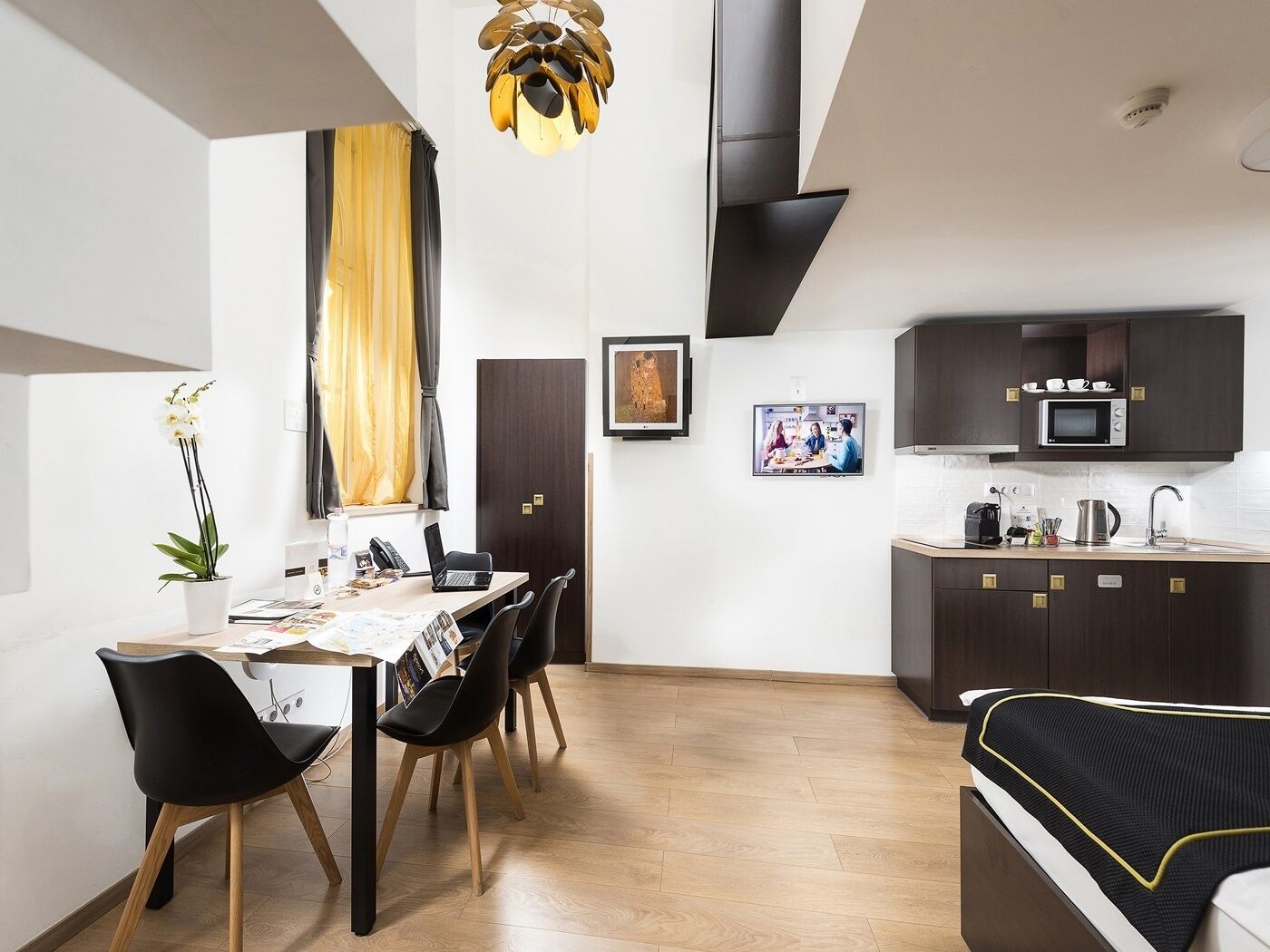 fridge, microwave, stovetop, cookware/dishes/utensils