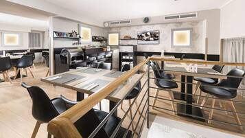 Frukostbuffé varje dag (EUR 15 per person)