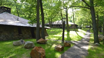 Kamer, 1 queensize bed, niet-roken (Stone Cottages at Bear Mountain) | Luxe beddengoed, een minibar, een bureau, een strijkplank/strijkijzer