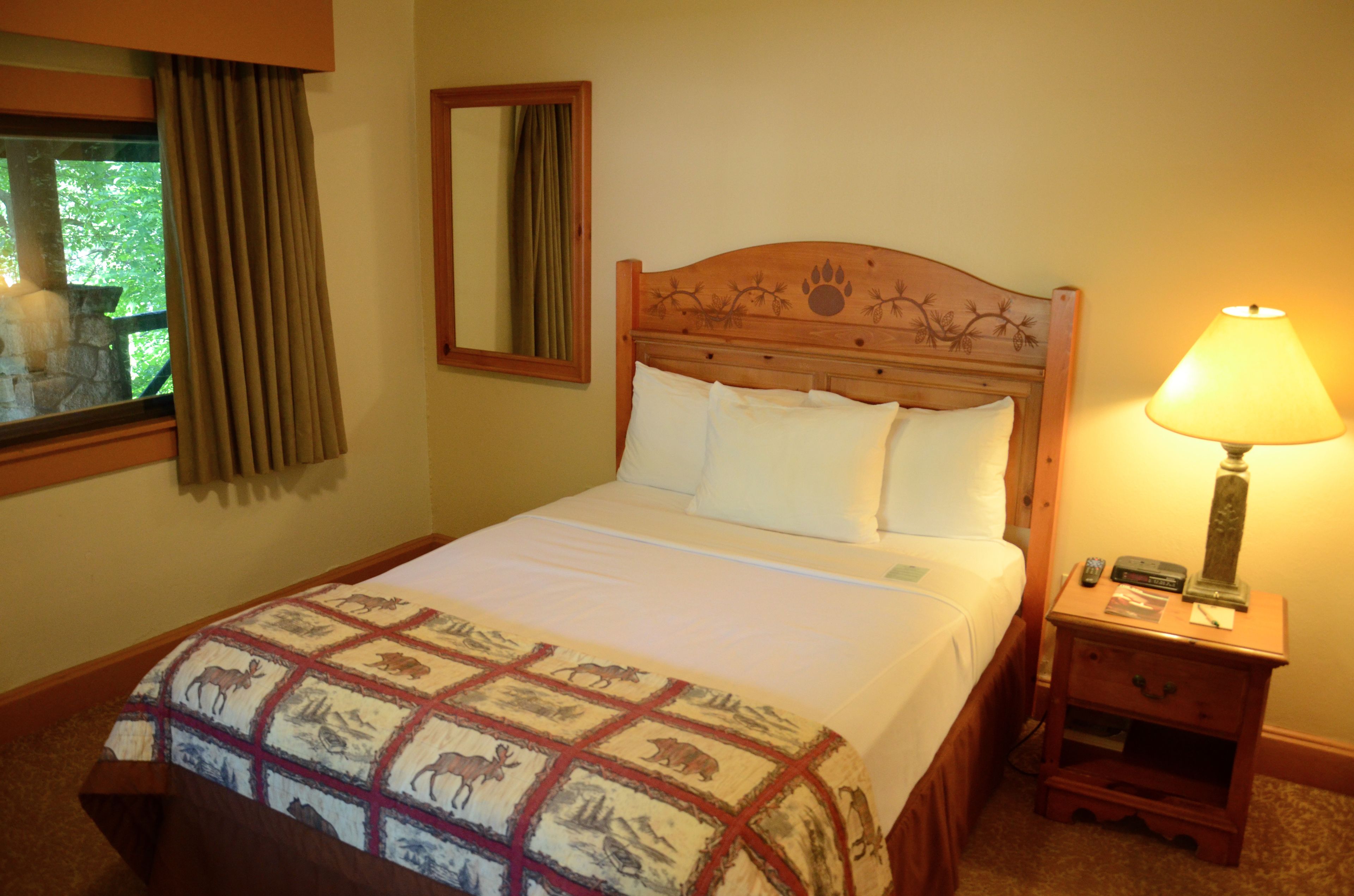 Room, 1 Queen Bed, Non Smoking (Stone Cottages at Bear Mountain) Not Dog Friendly | 고급 침구, 다리미/다리미판, 유아용 침대, 무료 WiFi