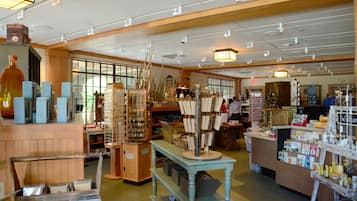 Una librería con estanterías de madera, una mesa central y un árbol de Navidad.
