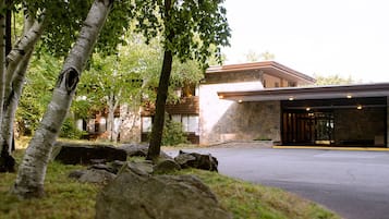 Room, 2 Double Beds (Overlook Lodge at Bear Mountain) | Premium bedding, iron/ironing board, cribs/infant beds, free WiFi