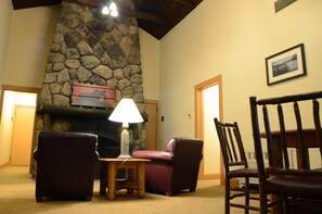 Premium bedding, iron/ironing board, cots/infant beds, free WiFi - Overlook Lodge at Bear Mountain (Bear Mountain)