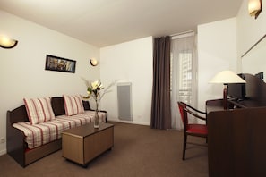 LCD TV - Appart'City Saint Maurice (Saint-Maurice)