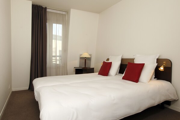 Desk, iron/ironing board, free cribs/infant beds, free WiFi - Appart'City Saint Maurice (Saint-Maurice)