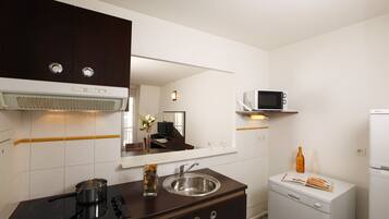 Fridge, microwave, dishwasher, coffee/tea maker