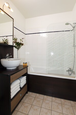 Bathroom - Appart'City Saint Maurice (Saint-Maurice)