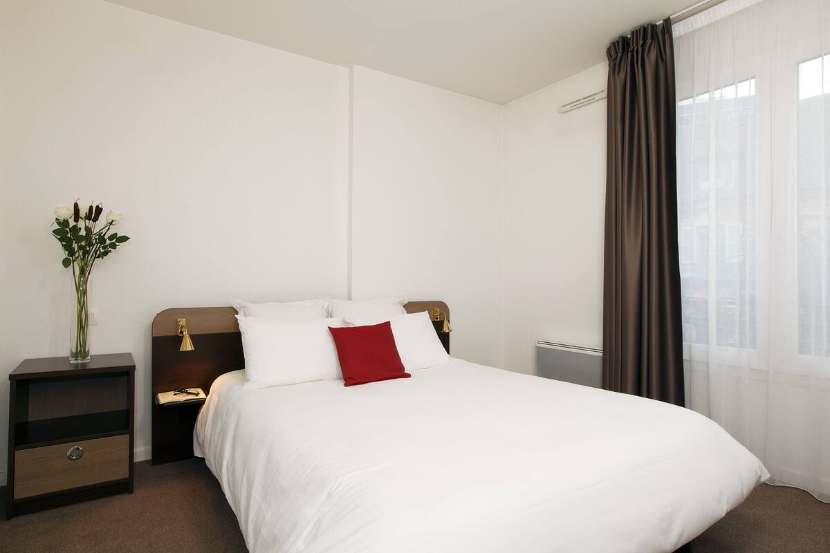 Apartment | Desk, iron/ironing board, cribs (free), WiFi (free)
