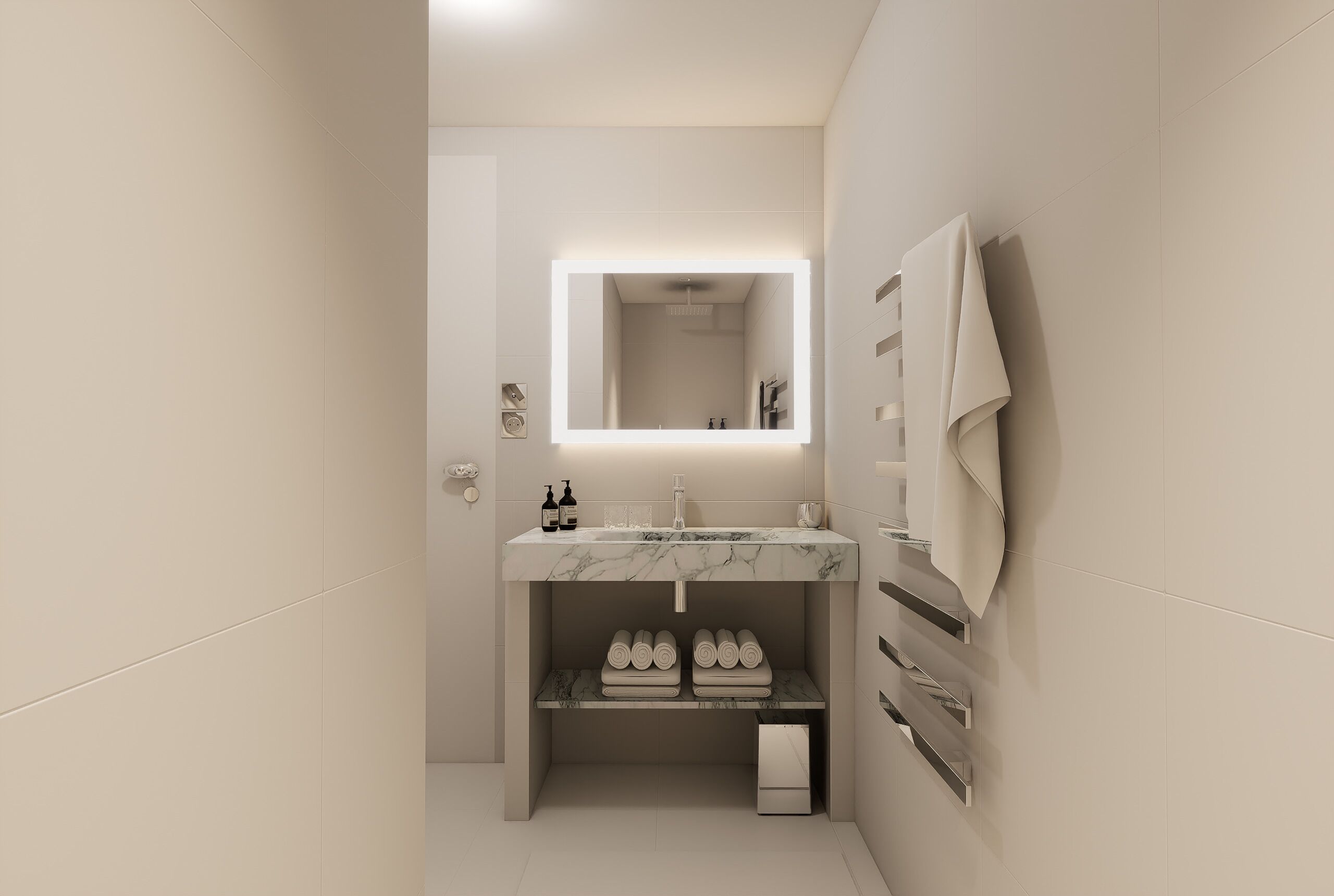 Un baño moderno con lavamanos de mármol, espejo integrado y toallas ordenadas.