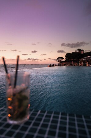 Seasonal outdoor pool, open 9:00 AM to 8:00 PM, pool loungers - Hôtel de la Plage – Réouverture après rénovations (La Tremblade)