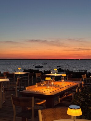 Petit déjeuner, déjeuner et dîner servis sur place, vue sur la plage