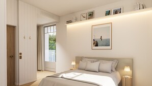 Ein modernes Schlafzimmer mit einem großen Bett, Nachttischlampen, einem gerahmten Bild an der Wand und einer Tür mit Blick ins Freie.