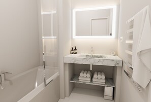 Habitación Premium | Baño | Artículos de higiene personal gratuitos, secador de pelo y albornoces