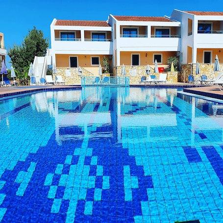 Outdoor pool, pool umbrellas, sun loungers. Oscar Hotel