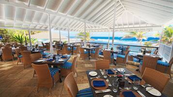 Se sirven desayunos, comidas y cocina caribeña con vista a la playa