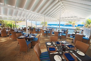 Aperto a colazione e pranzo, cucina caraibica, con vista sulla spiaggia 