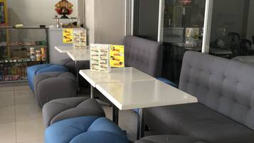 Se sirven desayunos, comidas y cenas