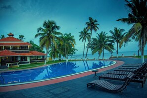 Outdoor pool - The World Backwaters (Cherthala)
