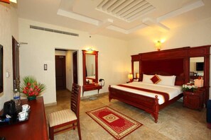 Presidential Suite with Private Pool | Down comforters, memory foam beds, minibar, in-room safe - The World Backwaters (Cherthala)