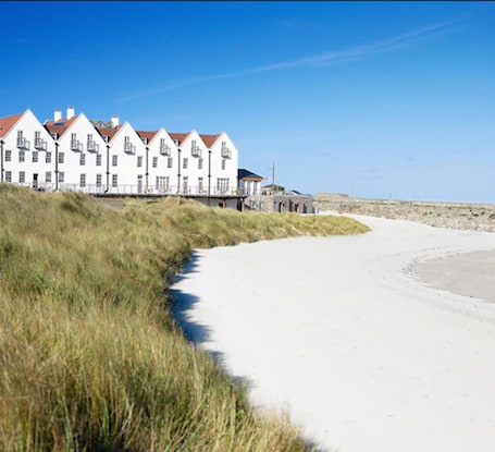 Fachada de la propiedad. Braye Beach Hotel