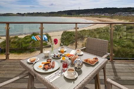 Restaurante al aire libre. Braye Beach Hotel